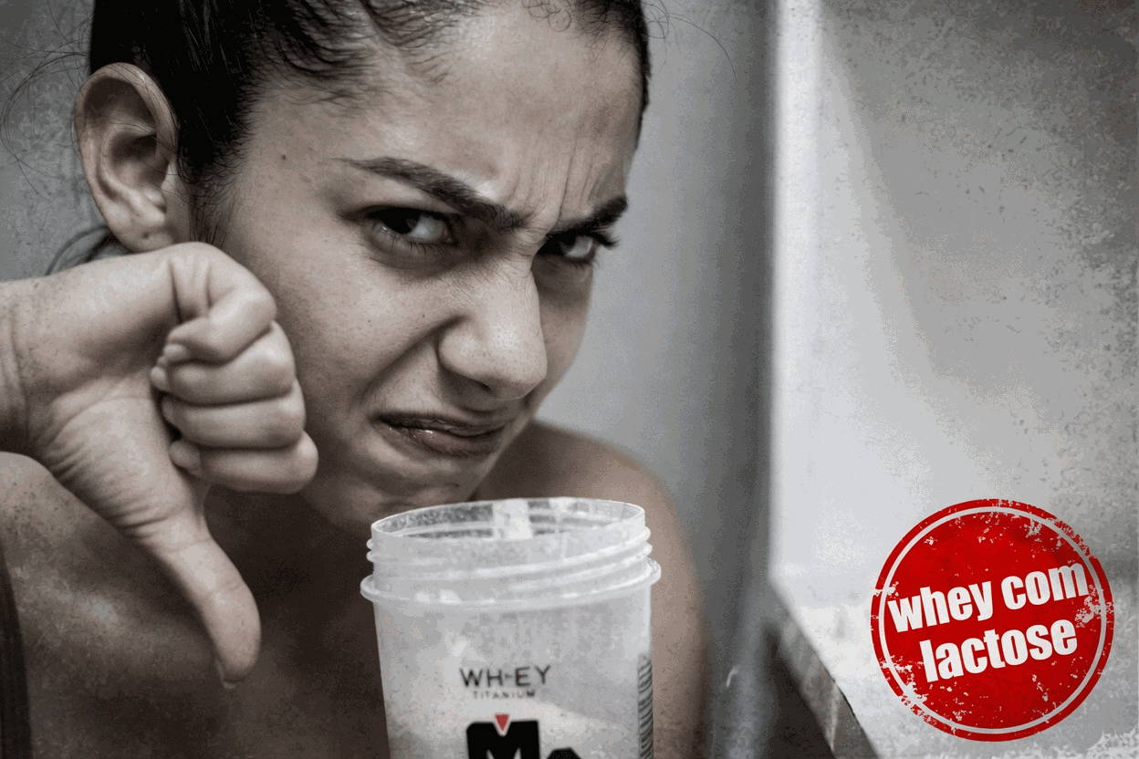 Pessoa com expressão de desconforto após tomar whey com lactose